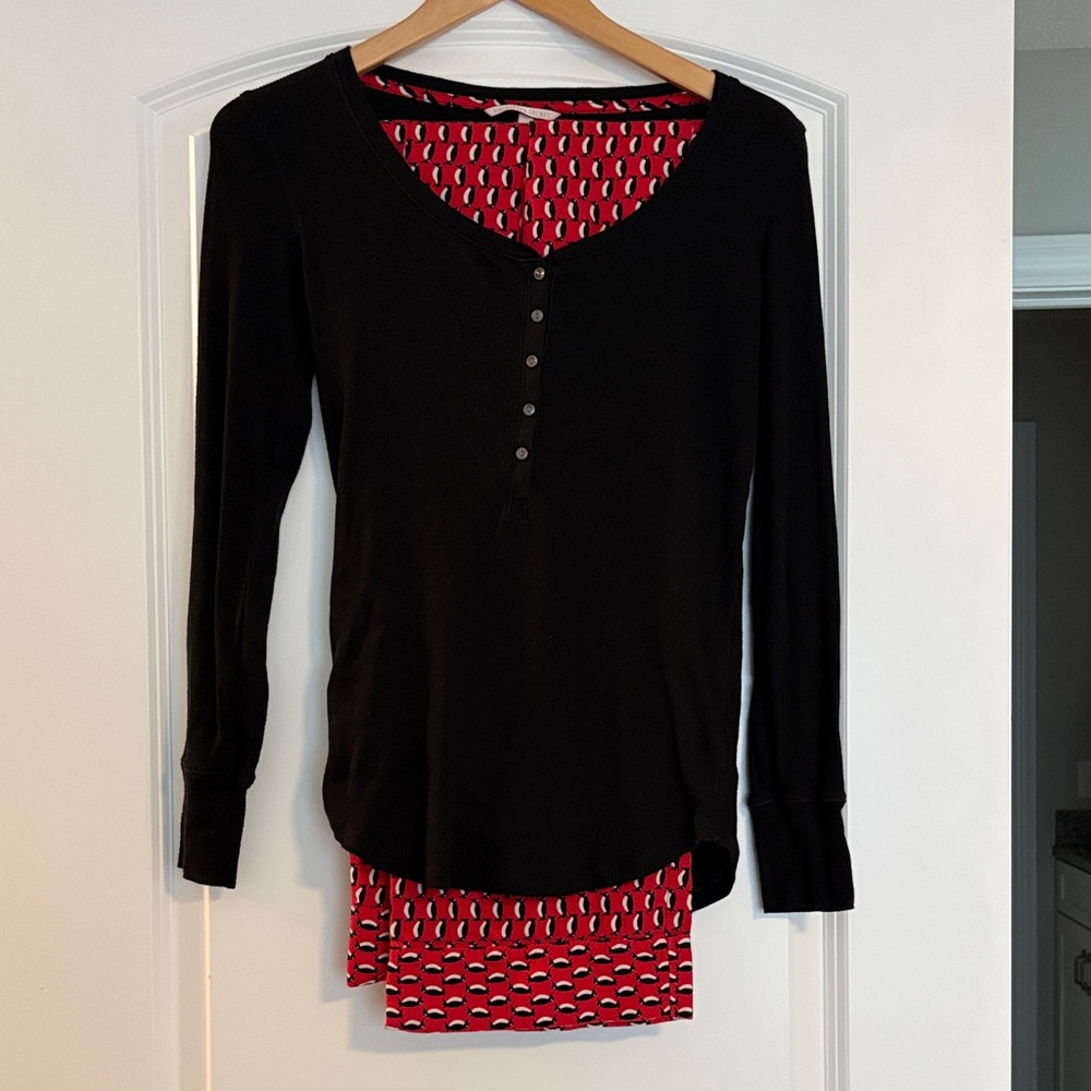 Victoria’s Secret Pajamas Black Long Sleeve Top Red Penguin Pants Women's Medium